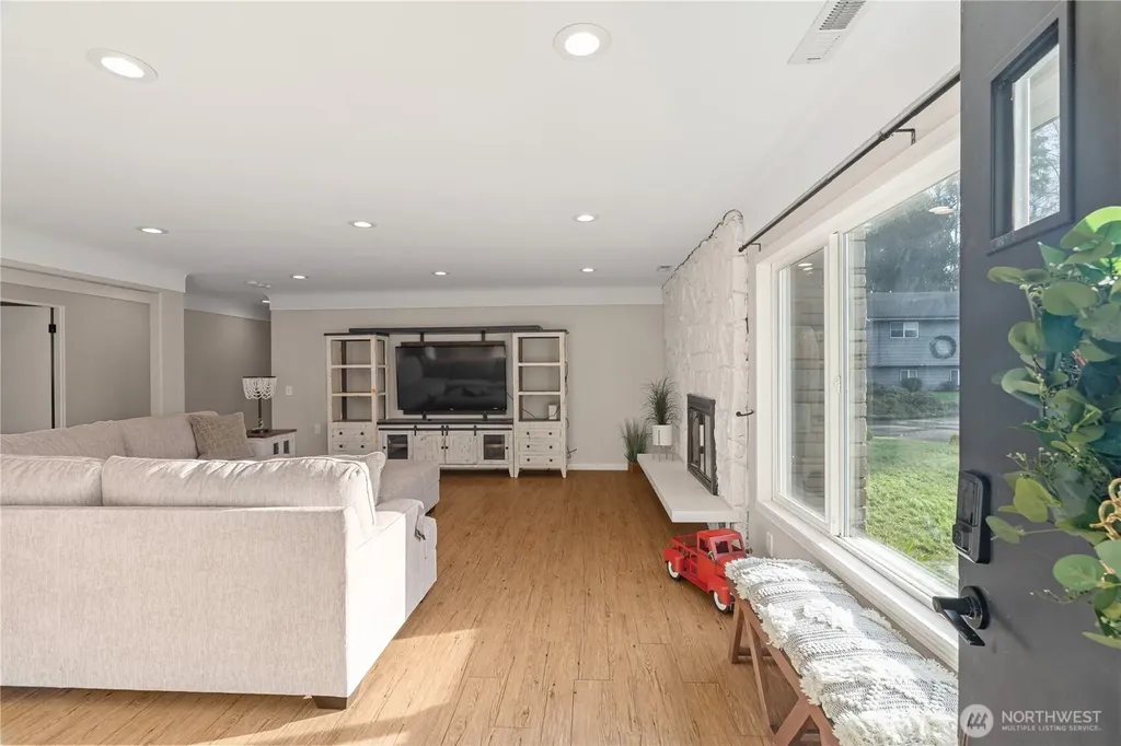 8 Trinity Place Cosmopolis WA 98537