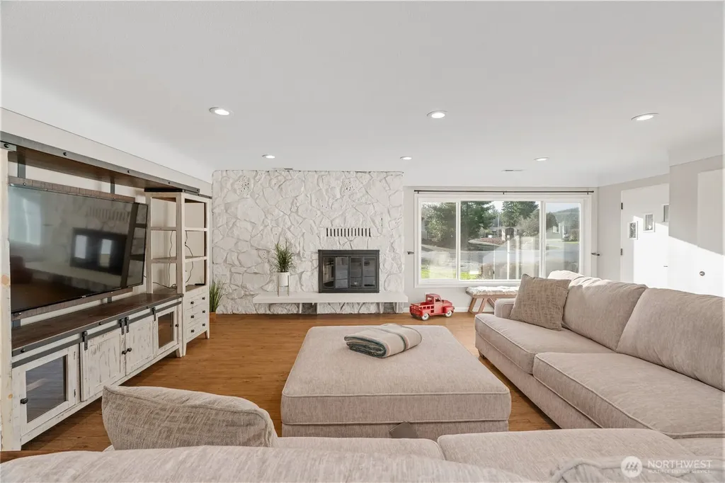 8 Trinity Place Cosmopolis WA 98537