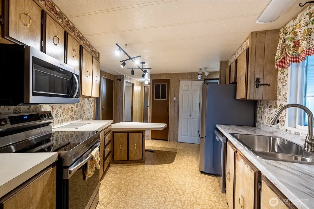 225 NE Ernst Oak Harbor WA 98277