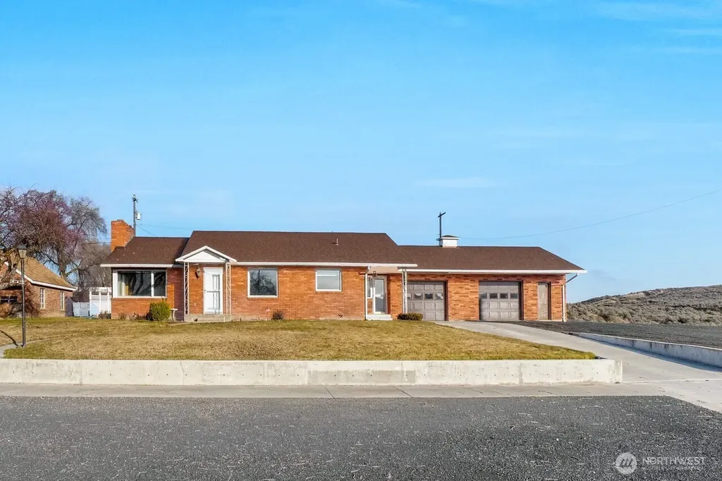 319 E 3rd Street Lind WA 99341