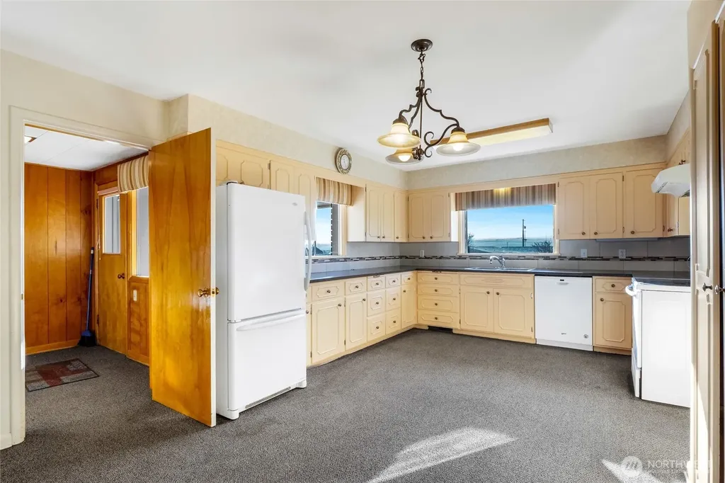 319 E 3rd Street Lind WA 99341