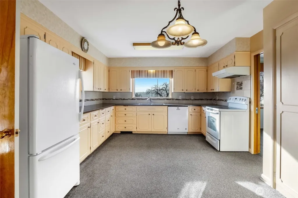 319 E 3rd Street Lind WA 99341