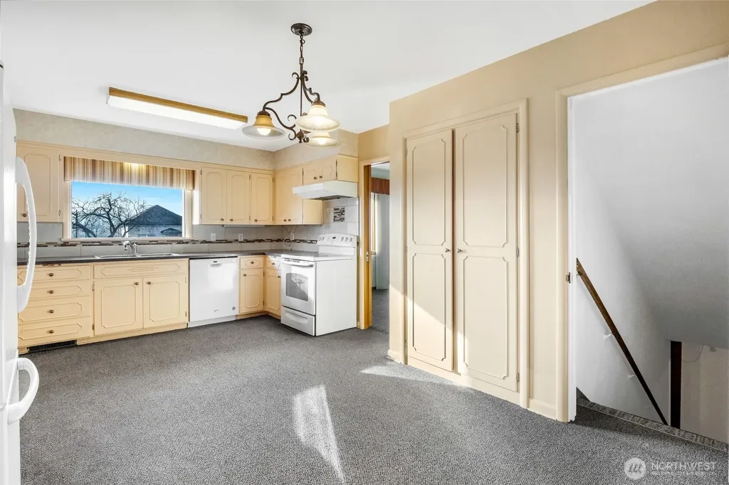 319 E 3rd Street Lind WA 99341