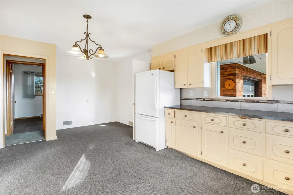 319 E 3rd Street Lind WA 99341