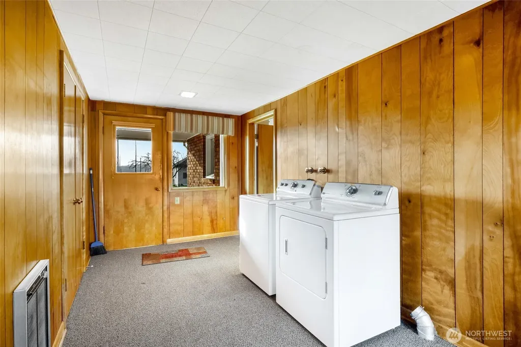 319 E 3rd Street Lind WA 99341