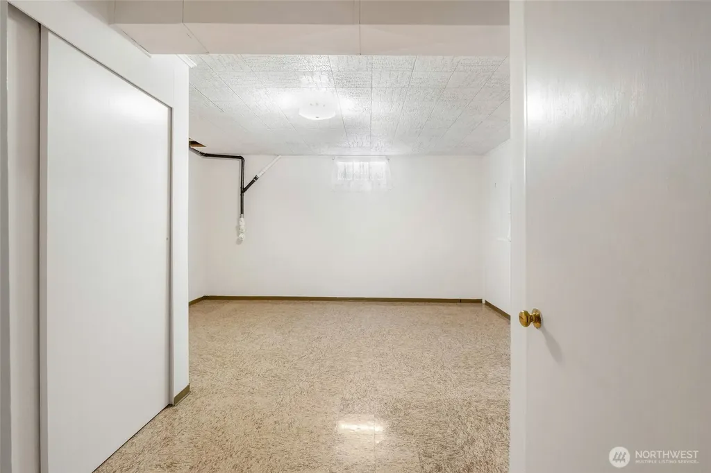 319 E 3rd Street Lind WA 99341