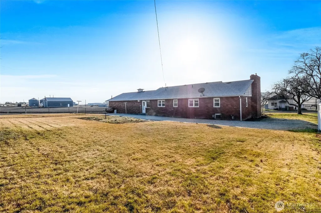 319 E 3rd Street Lind WA 99341