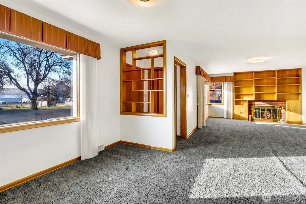 319 E 3rd Street Lind WA 99341