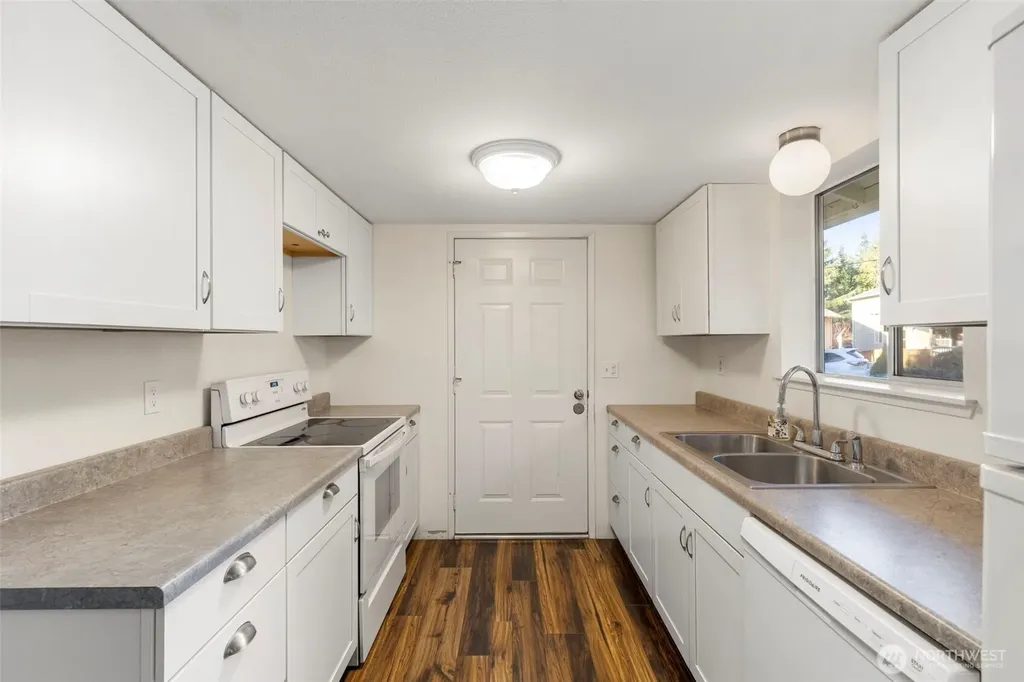 7606 Sandy Way NE Poulsbo WA 98370