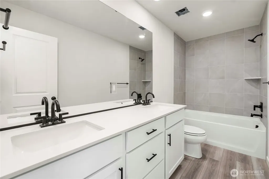 17500 NE Midnight Sun Loop Poulsbo WA 98370