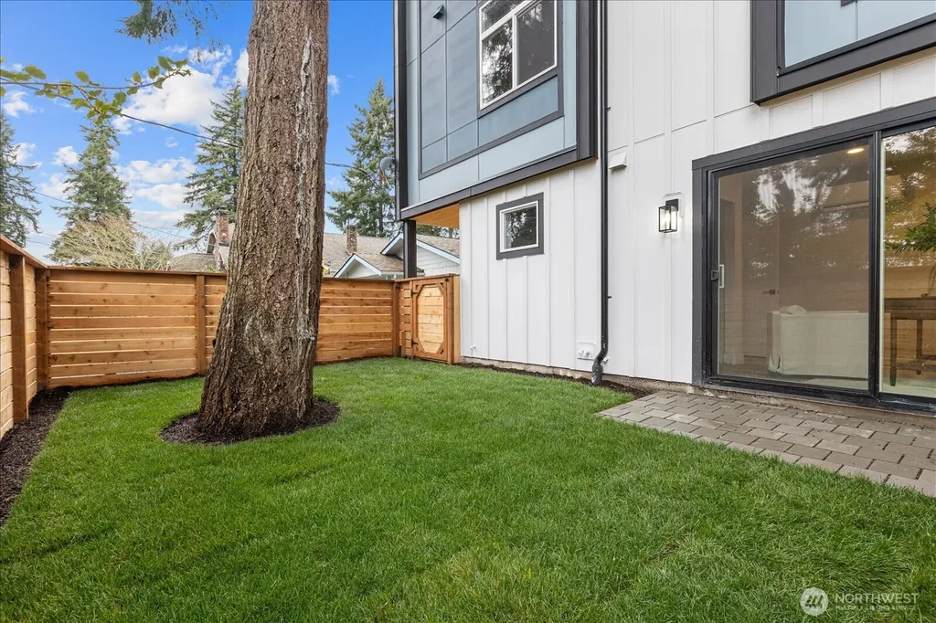 14308 Roslyn Place N Seattle WA 98133