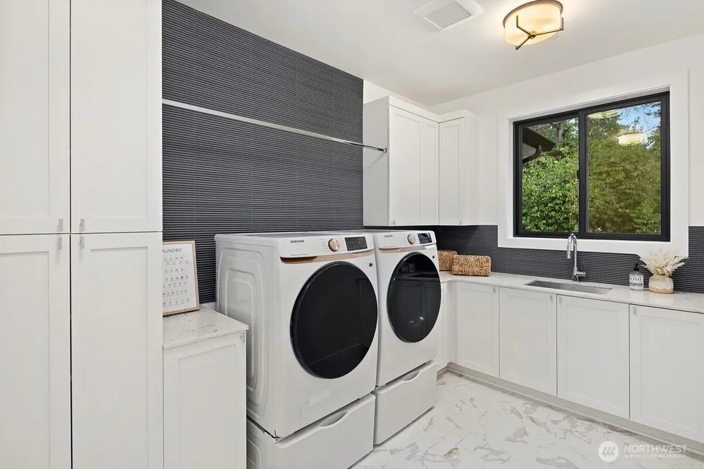 4216 83rd Avenue SE Mercer Island WA 98040