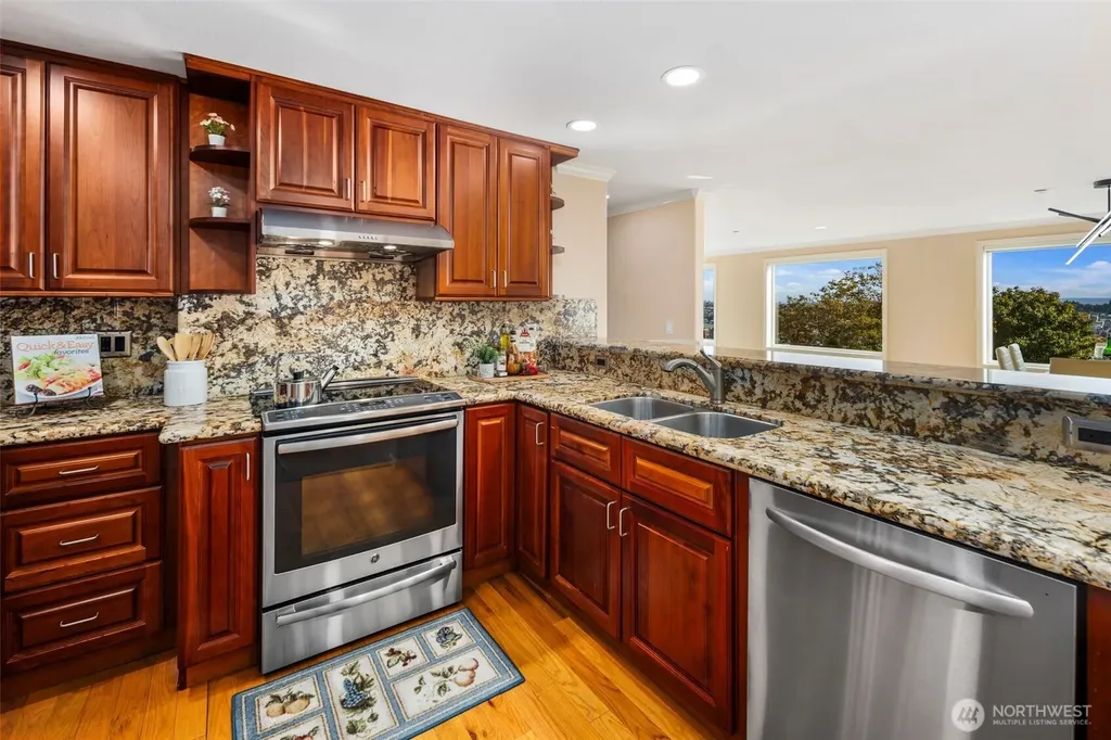 559 Mcgraw Street Seattle WA 98109