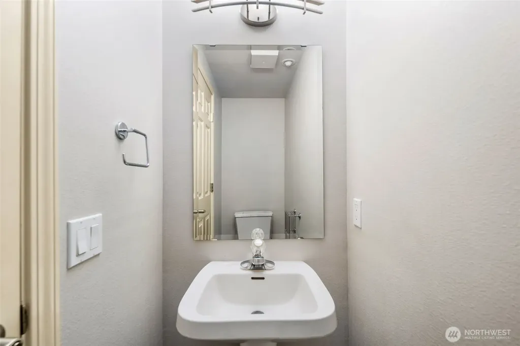 559 Mcgraw Street Seattle WA 98109