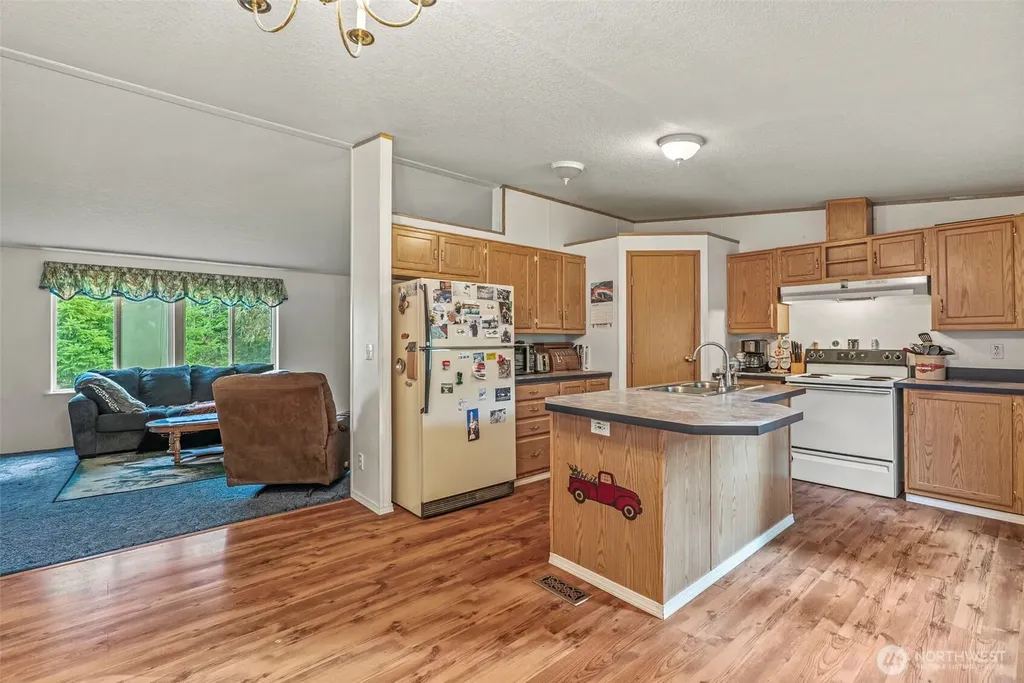 1337 South Silverlake Road Castle Rock WA 98611