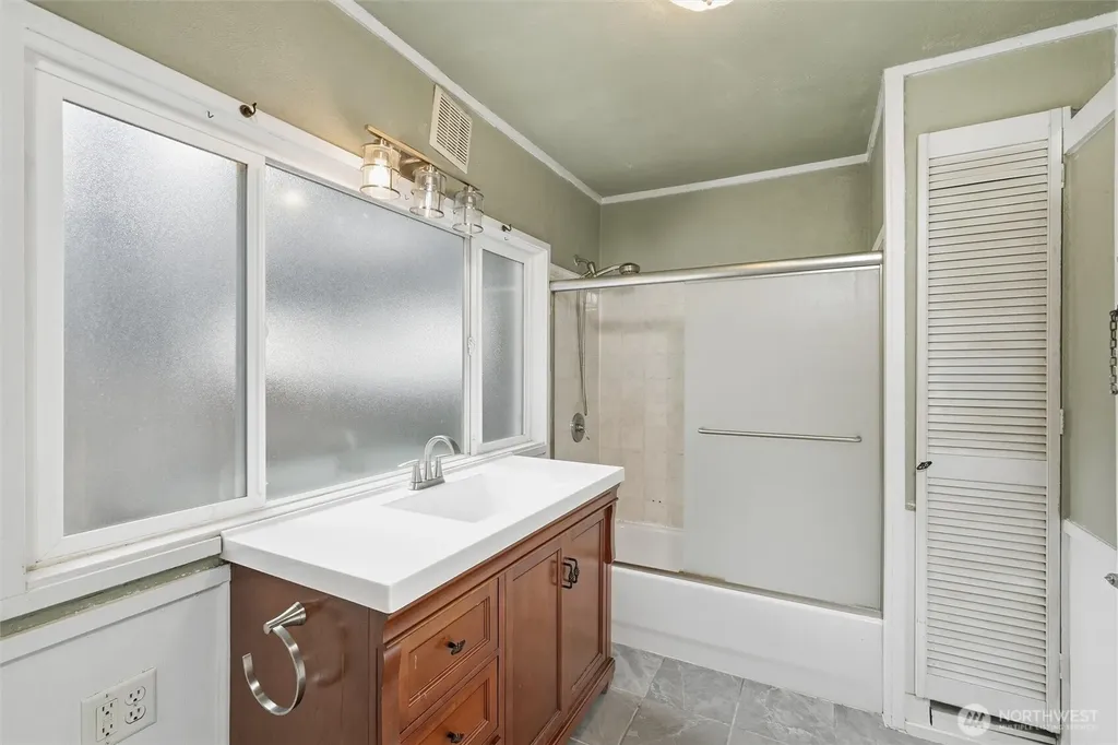 1215 S 10th Street Mount Vernon WA 98274