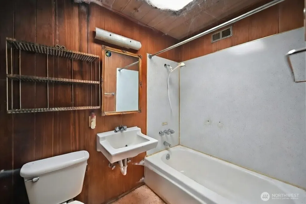 1284 Dines Point Road Greenbank WA 98253