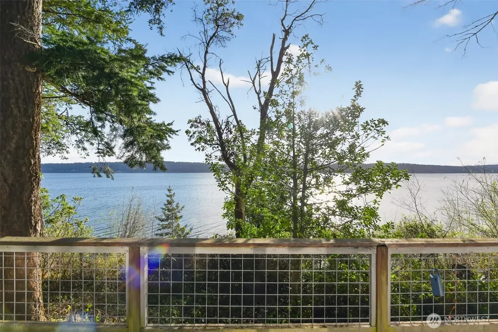 1284 Dines Point Road Greenbank WA 98253