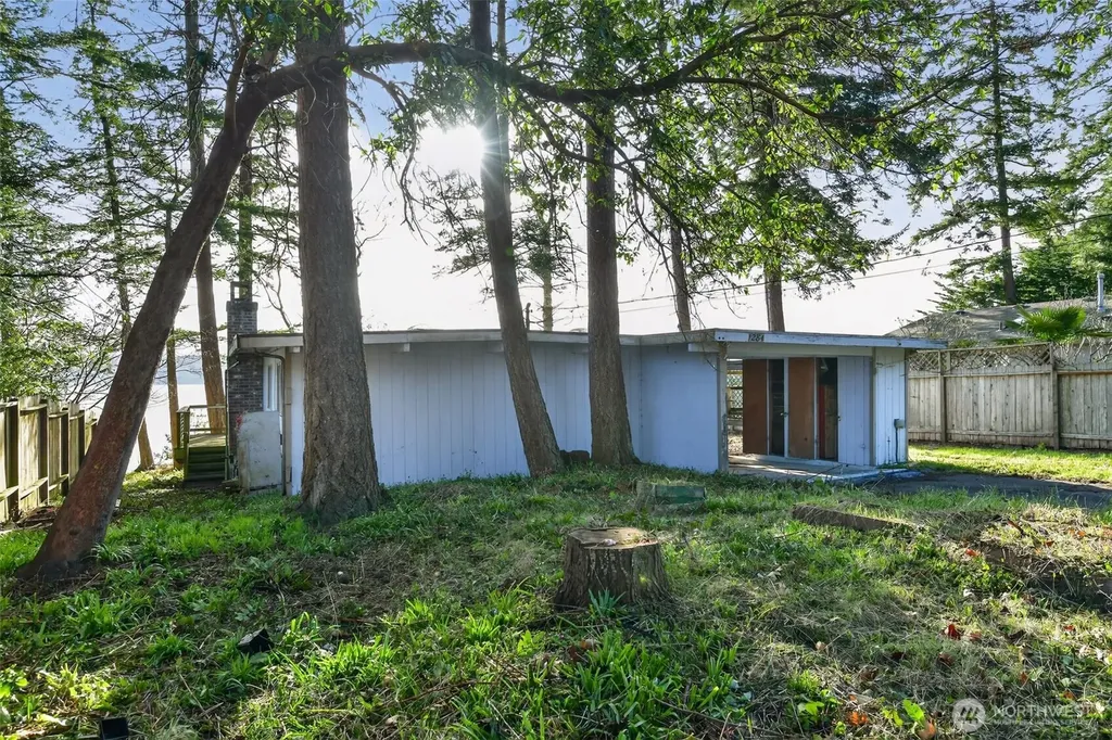 1284 Dines Point Road Greenbank WA 98253