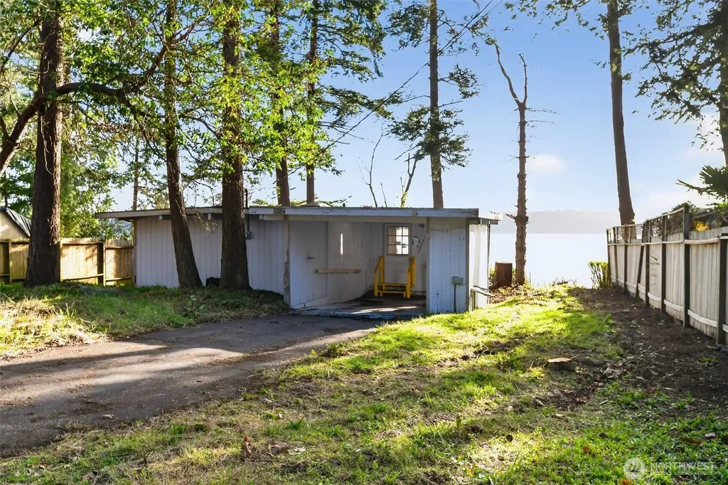 1284 Dines Point Road Greenbank WA 98253