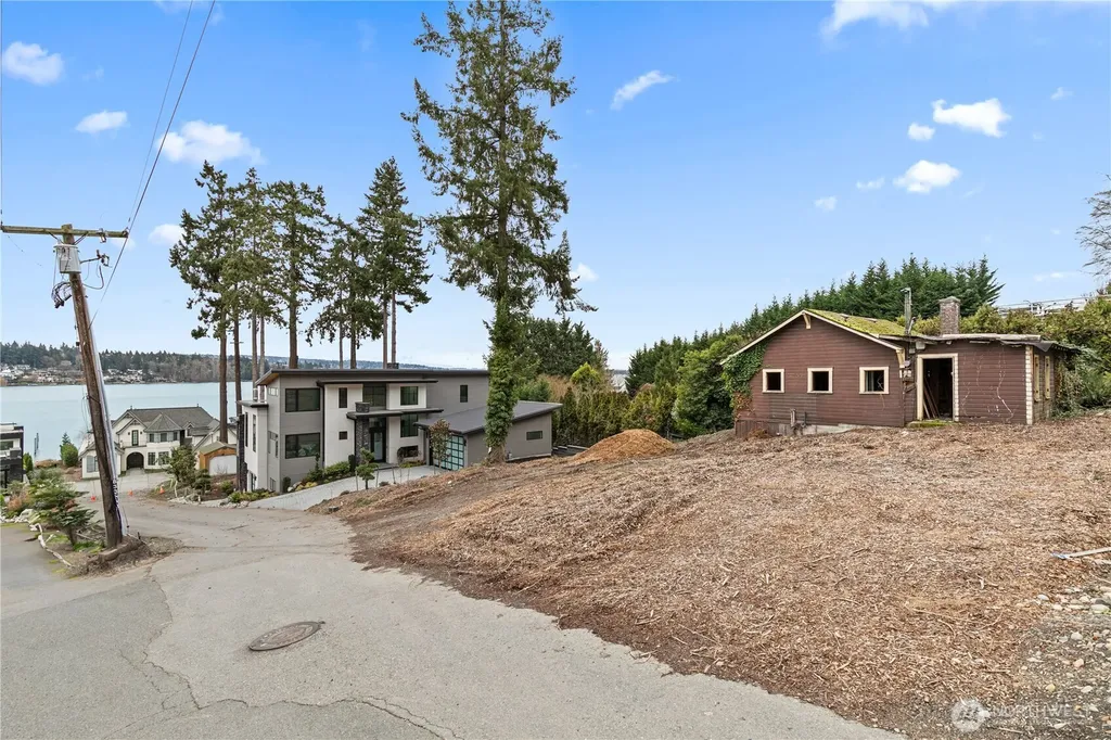8329 NE Juanita Drive Kirkland WA 98034