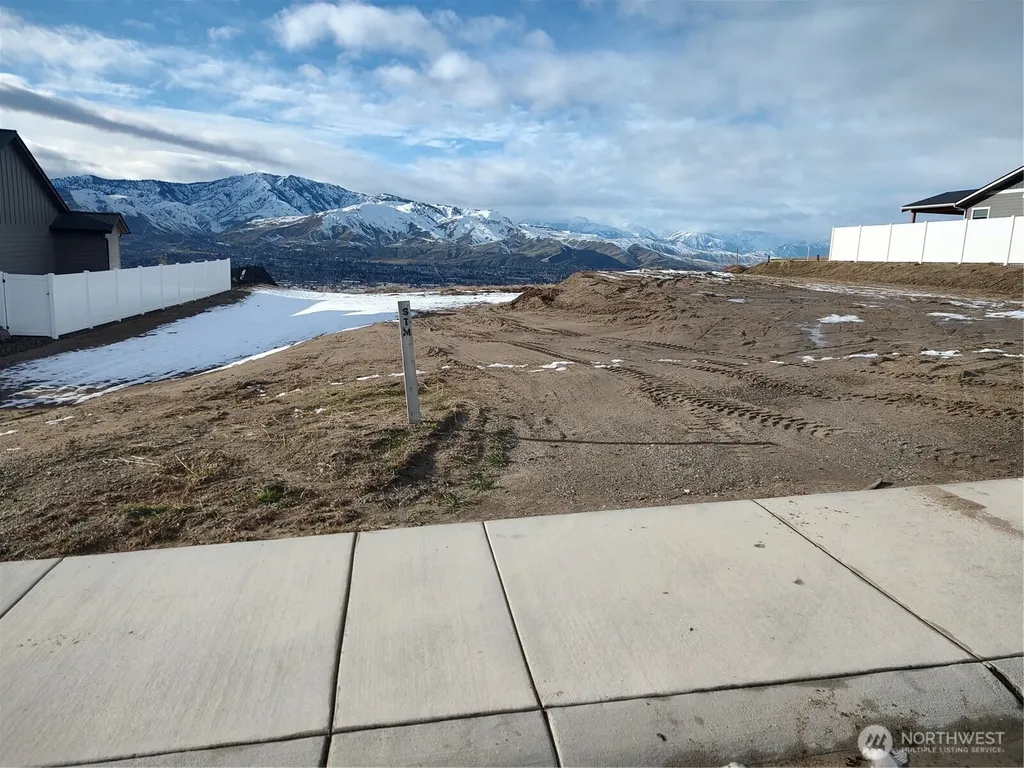 710 NE Tyler Place East Wenatchee WA 98802