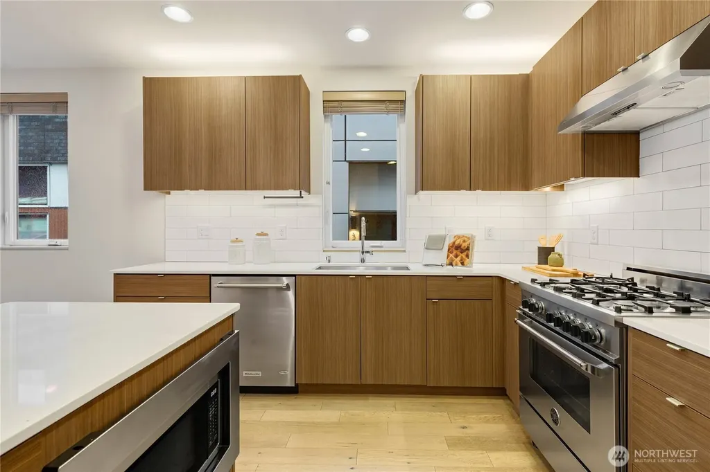 4272 SW Bradford Street Seattle WA 98116