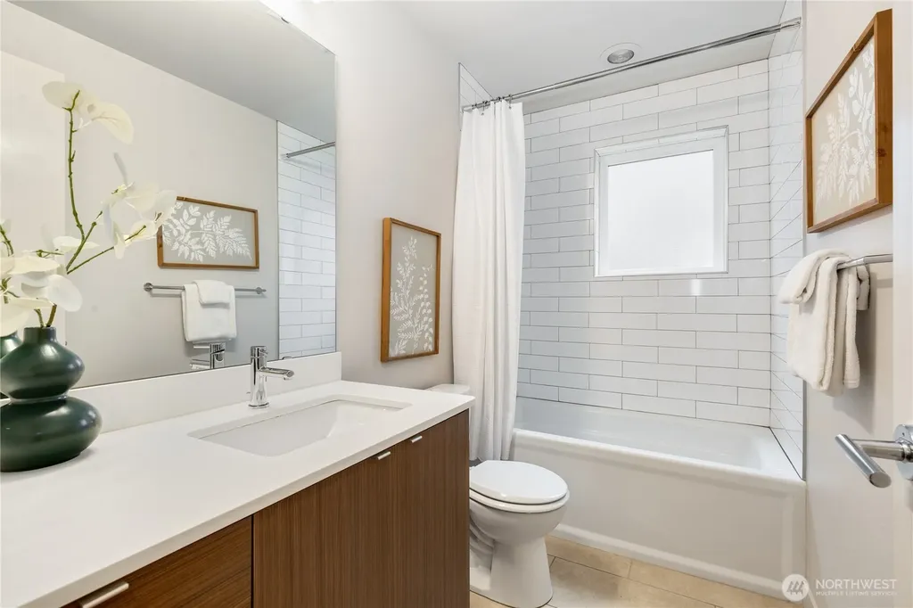4272 SW Bradford Street Seattle WA 98116