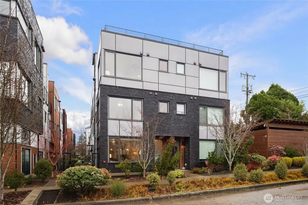 4272 SW Bradford Street Seattle WA 98116