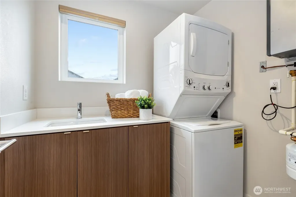 4272 SW Bradford Street Seattle WA 98116