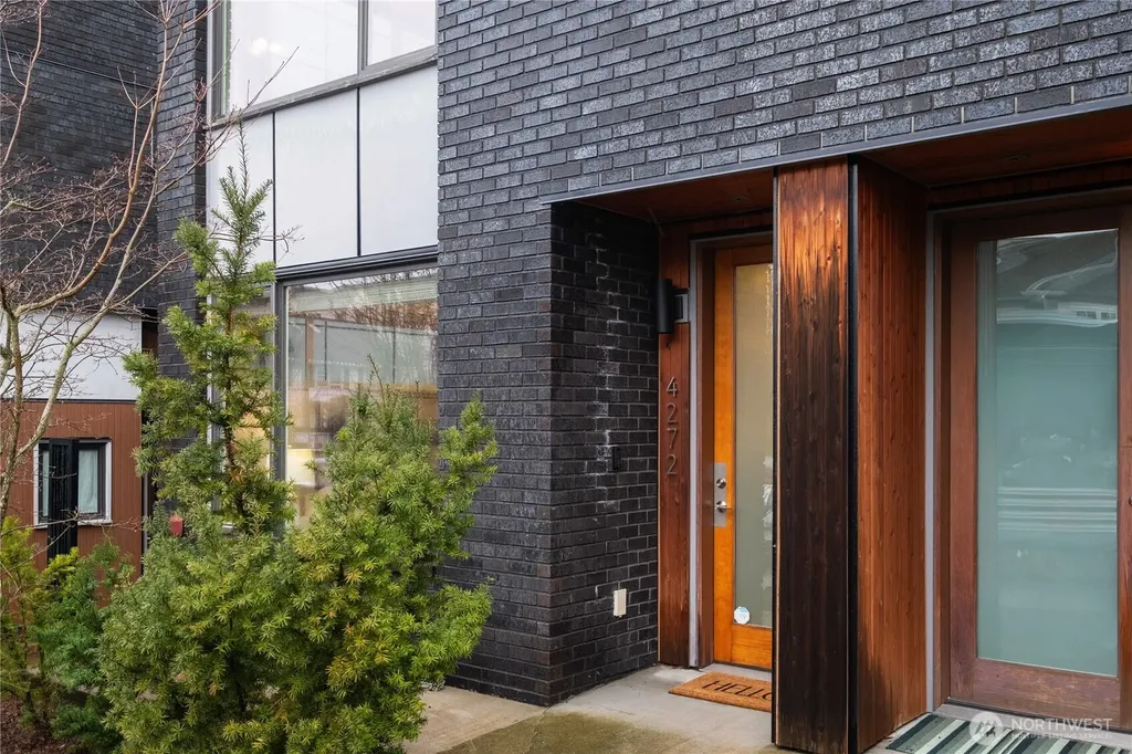 4272 SW Bradford Street Seattle WA 98116