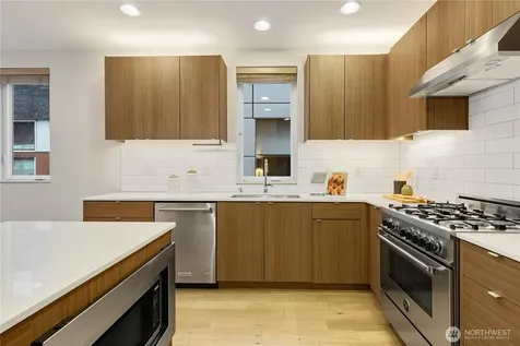 4272 SW Bradford Street Seattle WA 98116