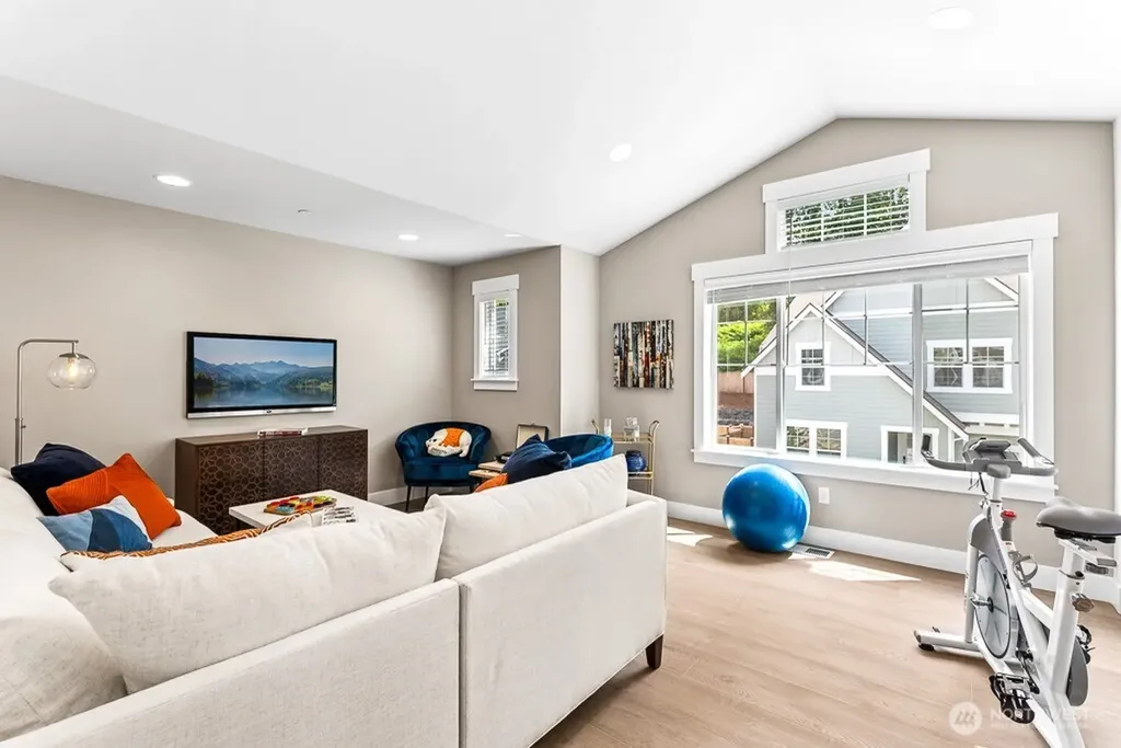 19507 81st Place NE Kenmore WA 98028