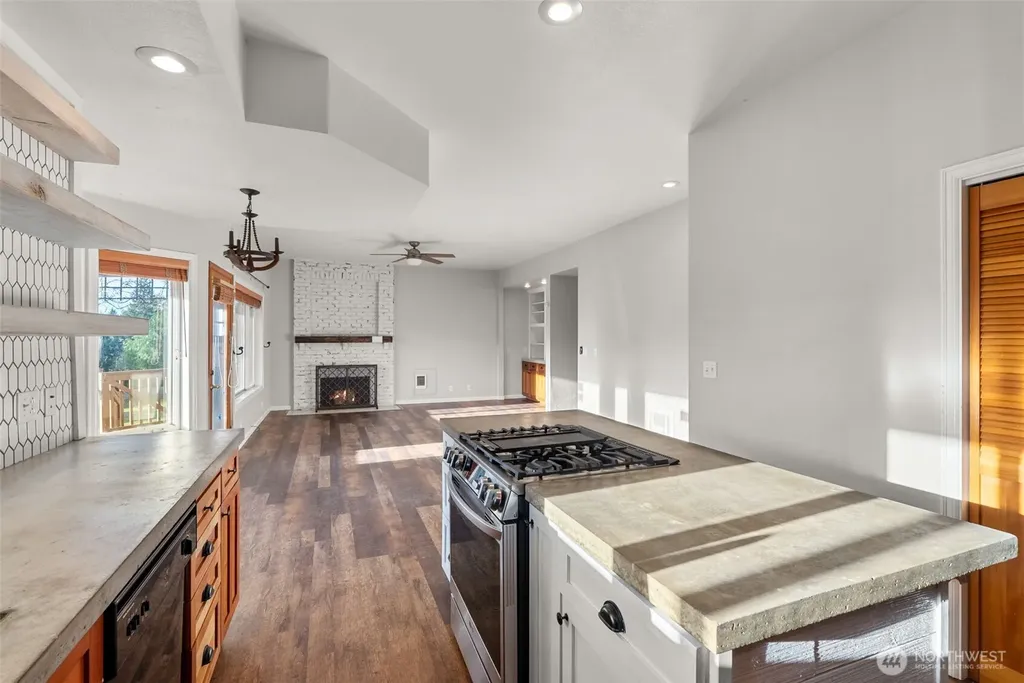 15 Spruce Lane South Bend WA 98586