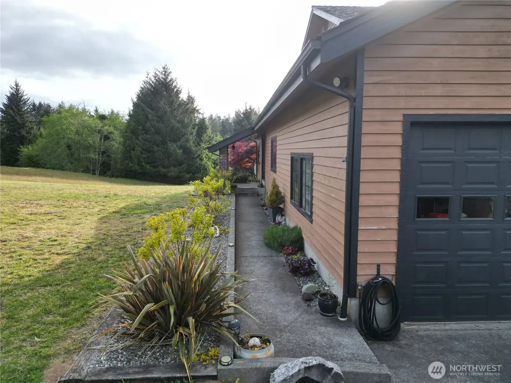 15 Spruce Lane South Bend WA 98586
