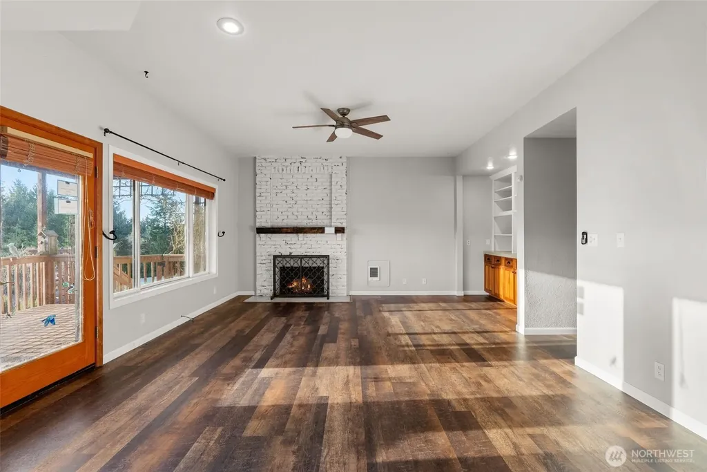 15 Spruce Lane South Bend WA 98586