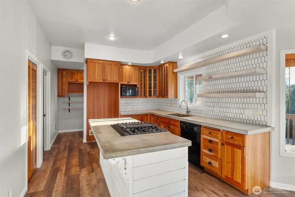 15 Spruce Lane South Bend WA 98586