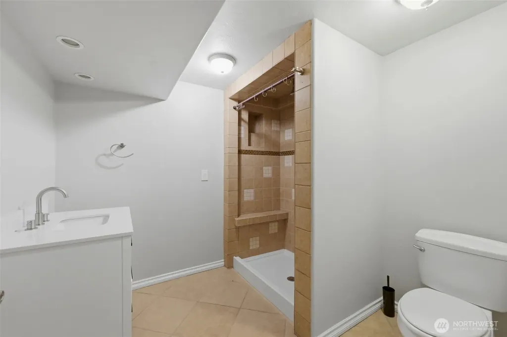 200 N Schaufler Lane Lilliwaup WA 98555