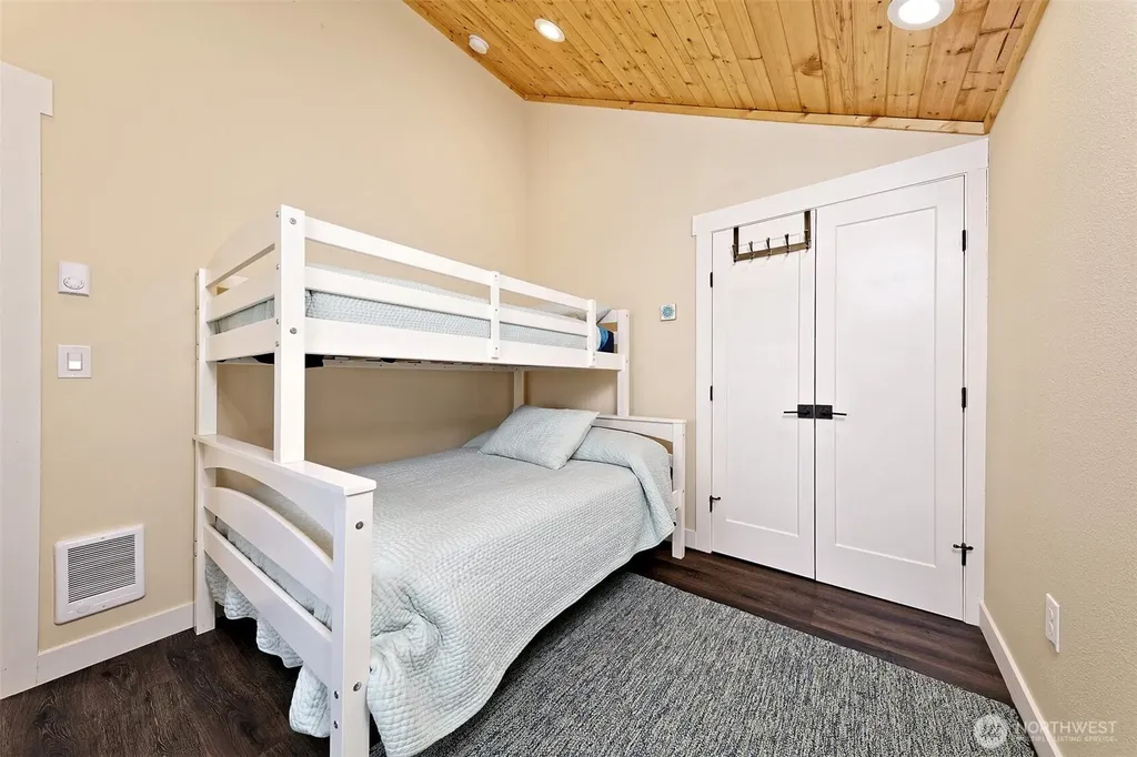 187 E Vineyard Crest Road Grapeview WA 98546