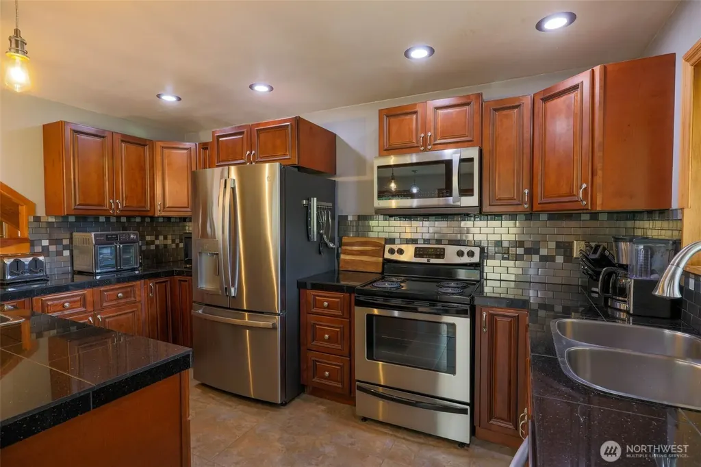 27 Olson Road Quinault WA 98575