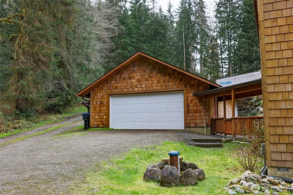 27 Olson Road Quinault WA 98575