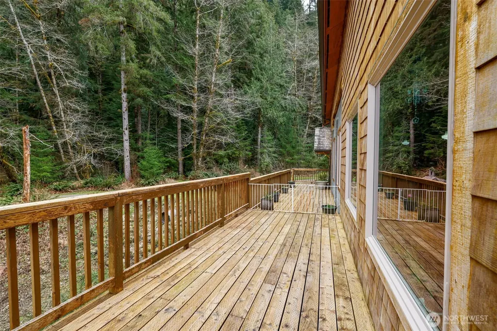 27 Olson Road Quinault WA 98575