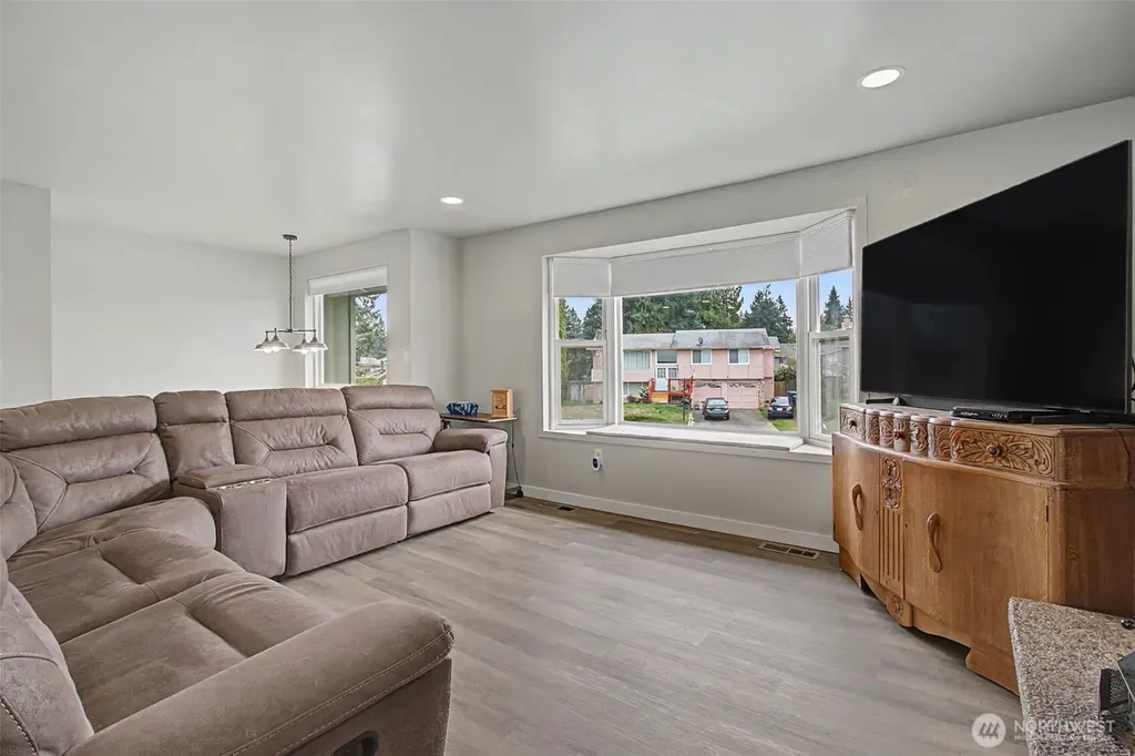 33831 37th Avenue SW Federal Way WA 98023