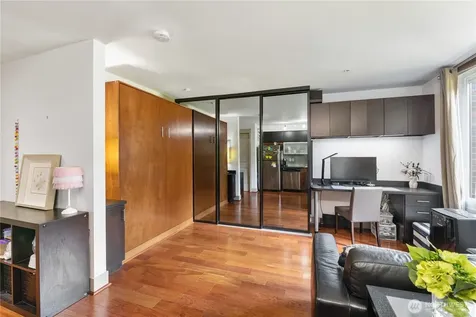 4547 8th Avenue NE Seattle WA 98105
