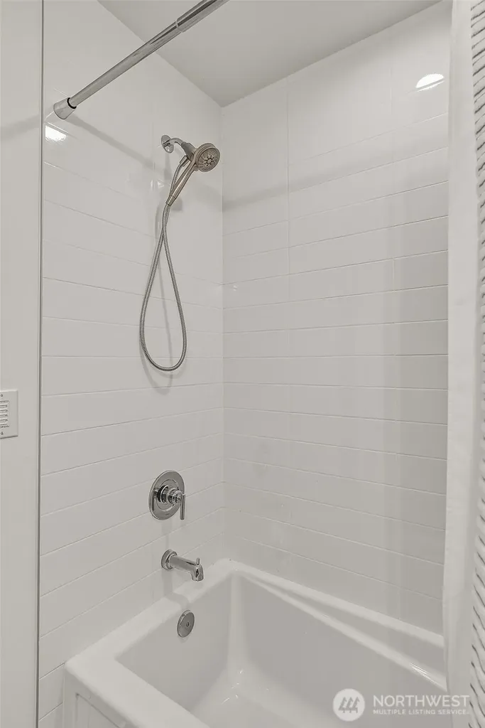 6313 9th Avenue NE Seattle WA 98115