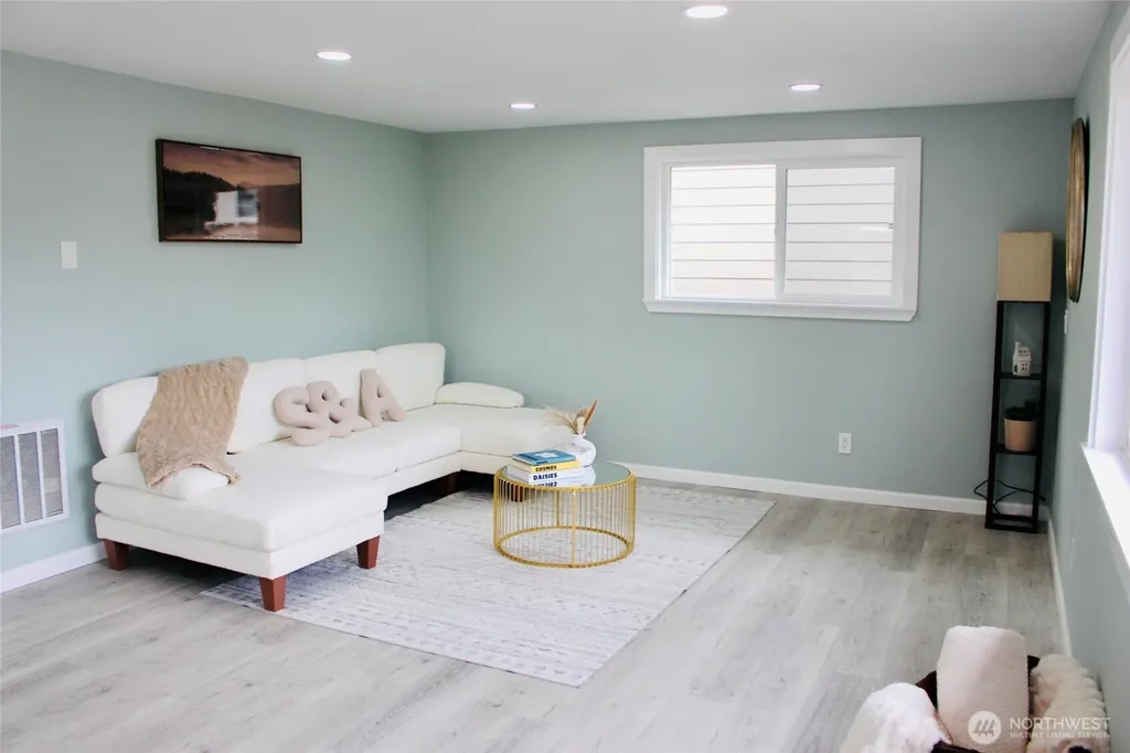 9040 17th Avenue SW Seattle WA 98106