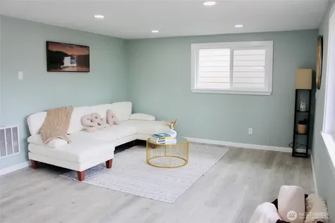 9040 17th Avenue SW Seattle WA 98106