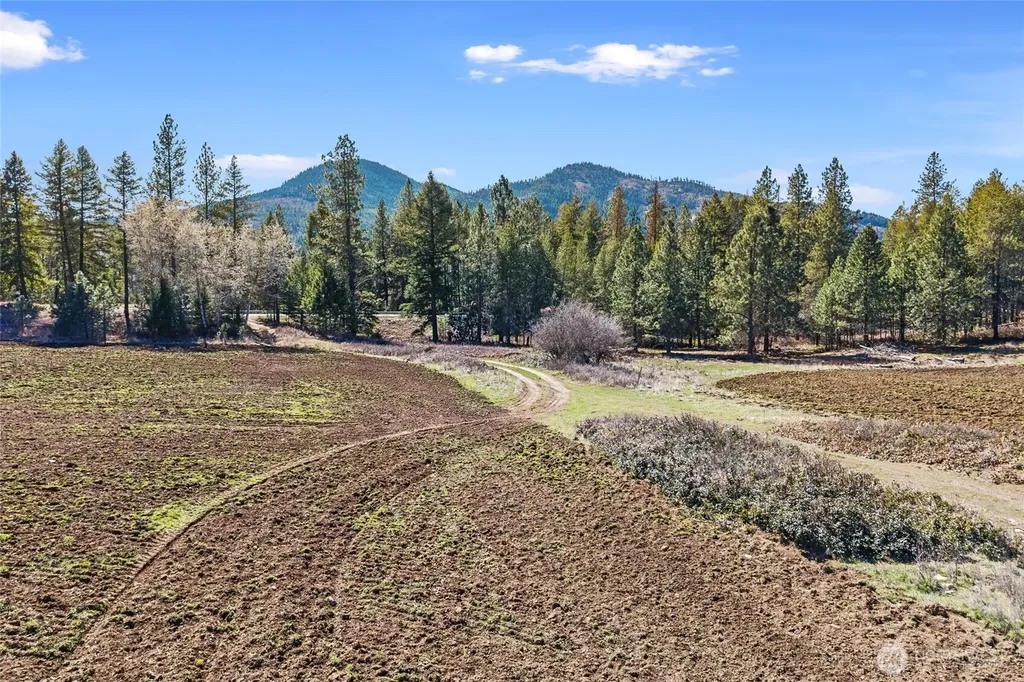 2068 Addy-gifford Road Addy WA 99101