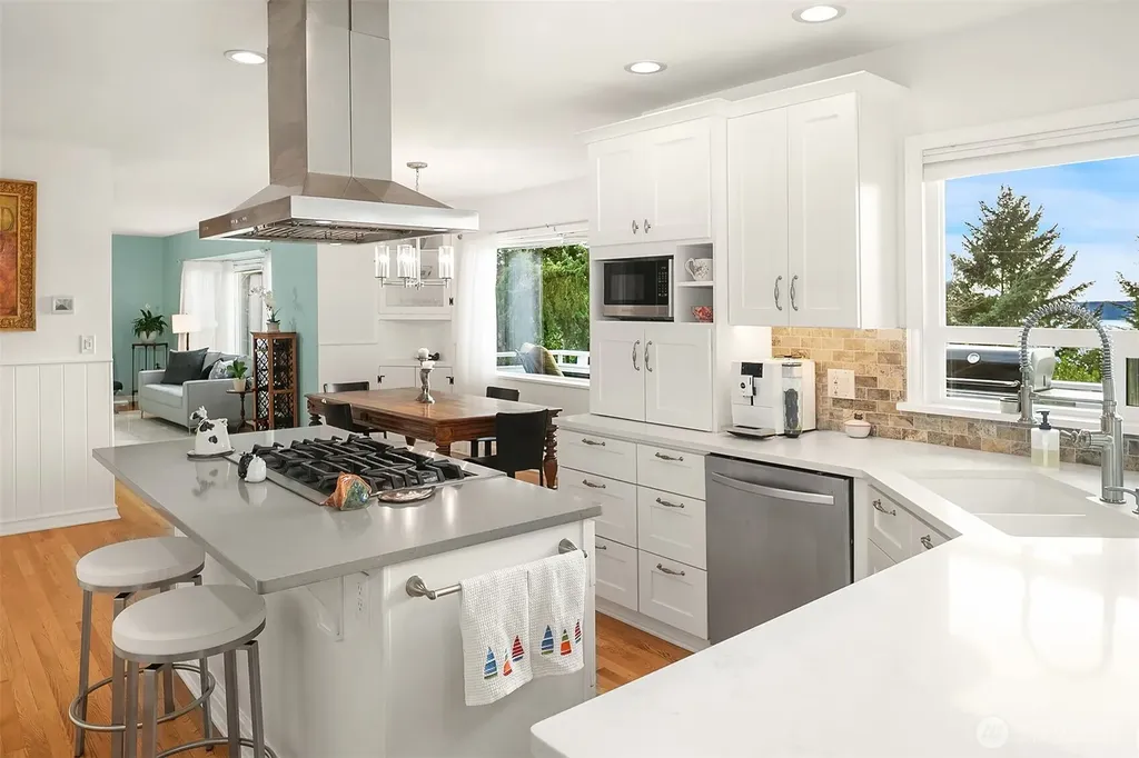 15828 25th Avenue SW Burien WA 98166