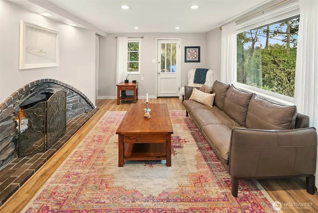 15828 25th Avenue SW Burien WA 98166